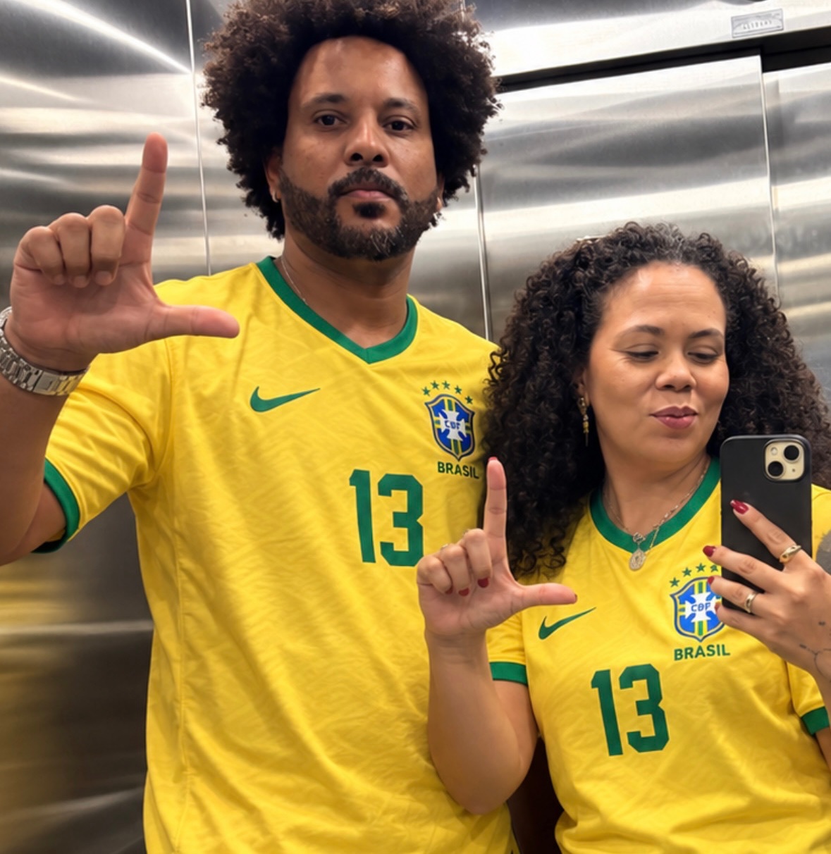 Sou cearense, meu marido mineiro. Moramos em São Paulo e tentamos vencer essa selva de pedras. Resolvemos empreender com o intuito de fazer uma renda extra, porém em maio de 2026 no auge de um bournout eu tive uma hepatite medicamentosa causada pela medicação psiquiátrica. Depois do grande susto eu decidi pedir demissão para me dedicar totalmente ao nosso negócio. Com tudo que vimos nesse segundo turno das eleições nós vimos obrigados a parar tudo e nos dedicarmos 100% a campanha e com isso estamos enfrentando algumas resistências por conta do nosso ávido posicionamento em nossas redes pessoais. Estamos de volta com toda empolgação com a certeza de que muita gente legal vai cruzar nosso caminho! 🤎
